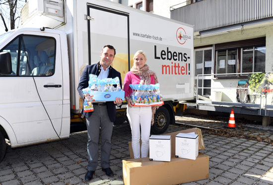 Falk Raudies mit Frau Andrea spenden für den "Isartaler Tisch e.V." in Pullach FFP2 Masken und Ostergeschenke für die Kinder (©Foto: W.Breiteneicher/Schneider Press)